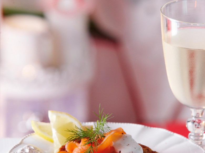 Aardappelblini met zalm en dille-citroenroom