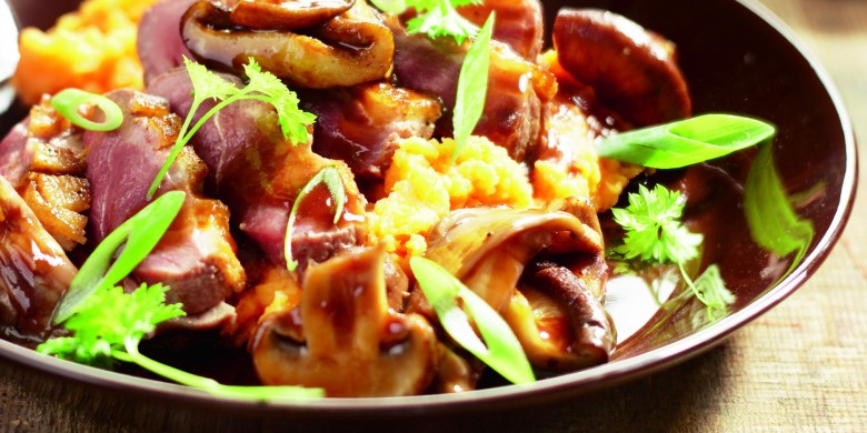 Eendenborst met paddenstoelen op wortelpuree