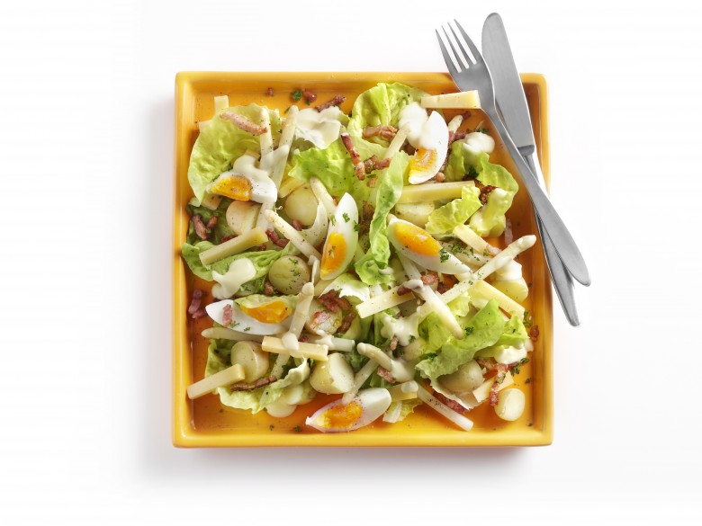 Maaltijdsalade met asperges, spekjes en boerenkaas