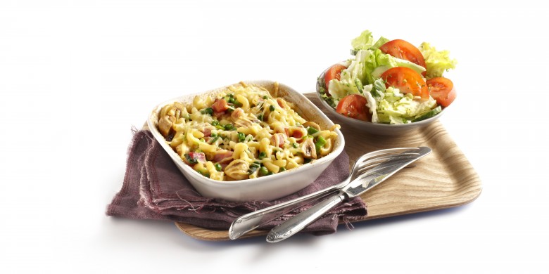 Macaronischotel met groene salade
