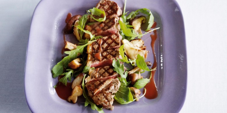 Entrecote met paddenstoelen, rucola en balsamicosaus