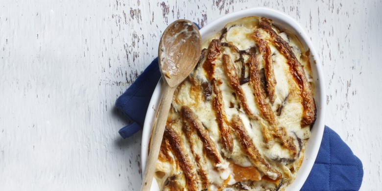 Ovenschotel met zoete aardappel, aubergine en saucijs