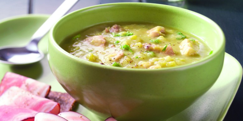 Erwtensoep met roggebrood en spek