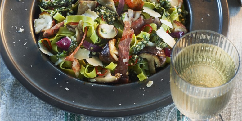 Pasta met bospaddenstoelen en rauwe ham