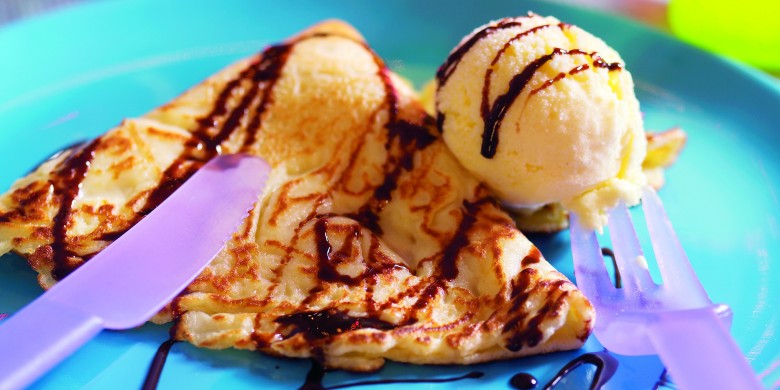 Flensjes met vanille-ijs en chocoladesaus