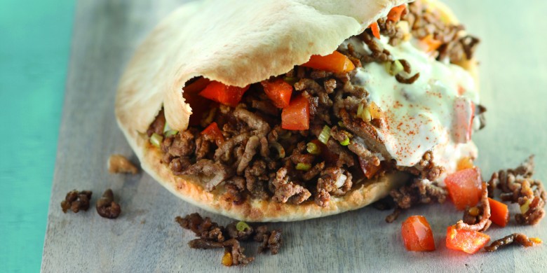 Pitabroodje met gekruid gehakt en chiliroom