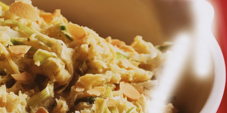 Aardappelknoflookpuree met pesto, prei en kaas