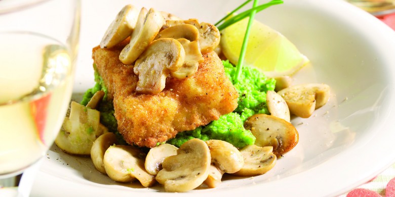 Gebakken vis met doperwtenpuree