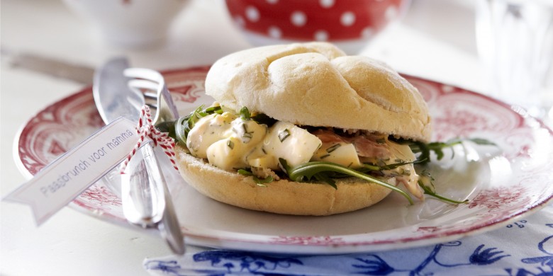 Eiersalade met gerookte zalm en dille