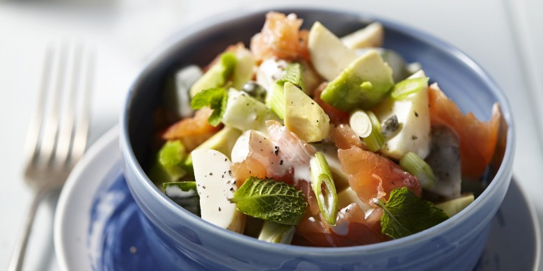Frisse aardappelsalade met gerookte zalm