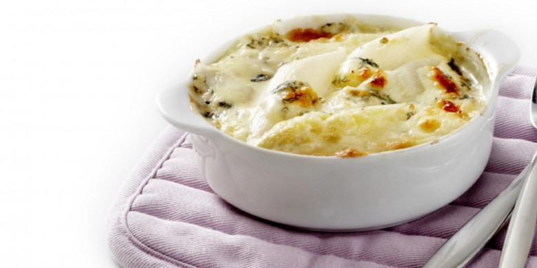 Gegratineerde witte asperges met room en blauwe kaas