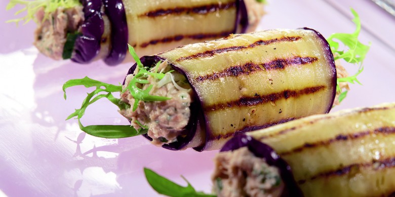 Gegrilde auberginerolletjes met tonijnsalade