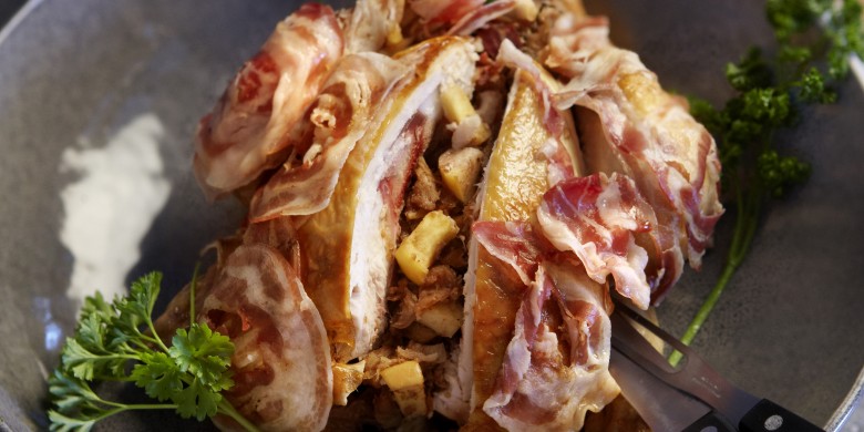 Gevulde kip van de barbecue