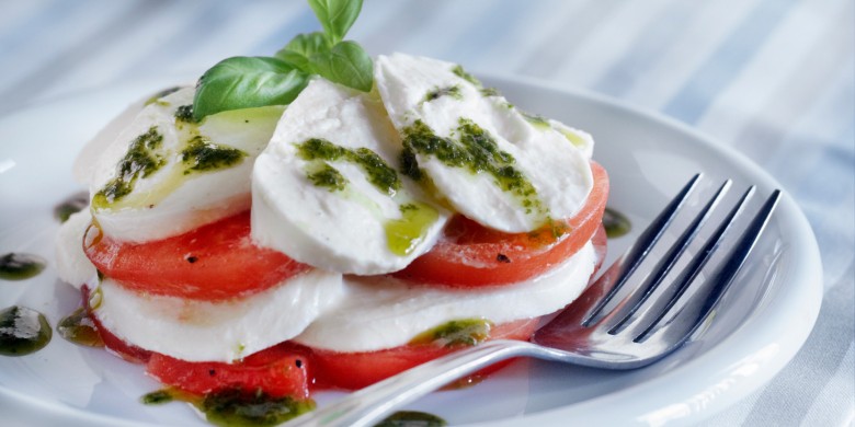 Mozzarellataartje met gemarineerde tomaat en basilicumsaus