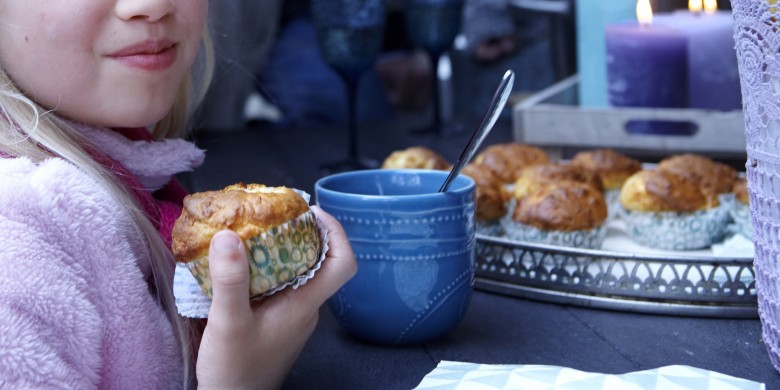Muffins met sjalotten en oude kaas