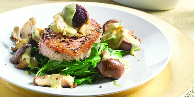 Geschroeide tonijn met rucola, paddenstoelen en truffel-aioli