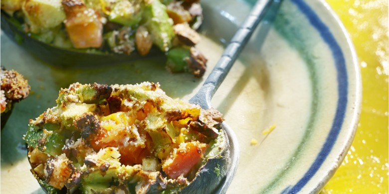 Gevulde avocado uit de oven