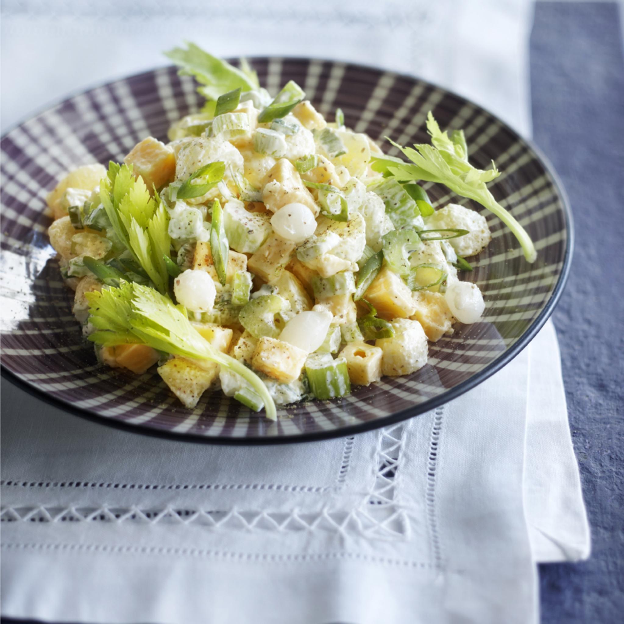 Aardappelsalade met bleekselderij en kaas