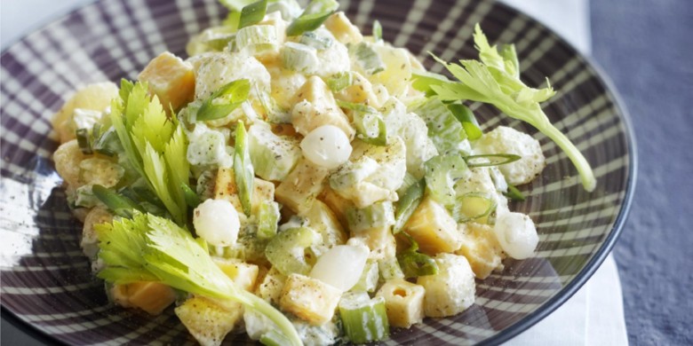 Aardappelsalade met bleekselderij en kaas