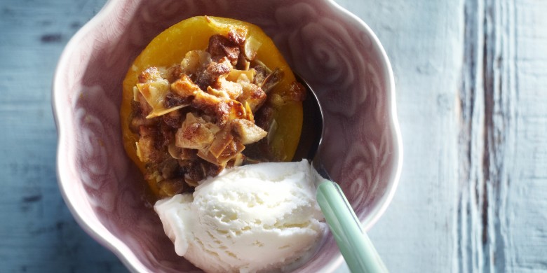 Gevulde perziken met bitterkoekjes