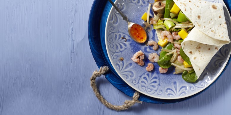Gevulde wraps met garnalen en mango