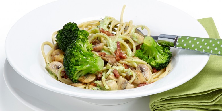 Spaghetti met spekjes, champignons en broccolisaus