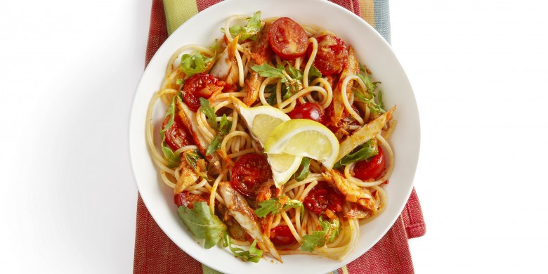 Spaghetti met tomaatjes en makreel