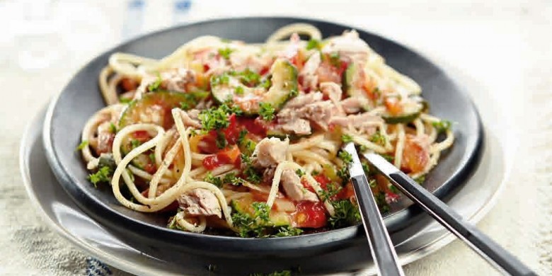 Spaghetti met tonijn en roerbakgroenten