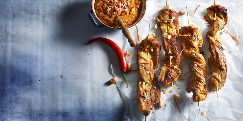 Spekspiesjes met spicy pindasaus