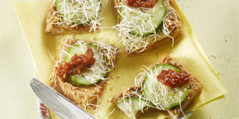 Speltbrood met pindakaas en sambal