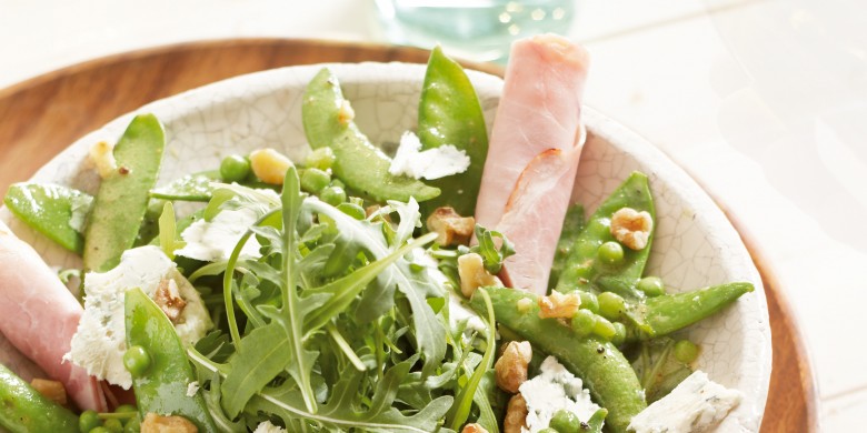 Groene groenten met beenham en honing-mosterddressing
