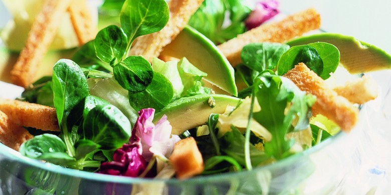 Groene kruidensalade met avocado