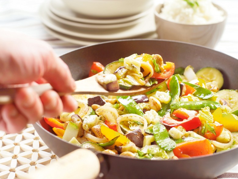 Groenteschotel uit de wok met kaas en noten