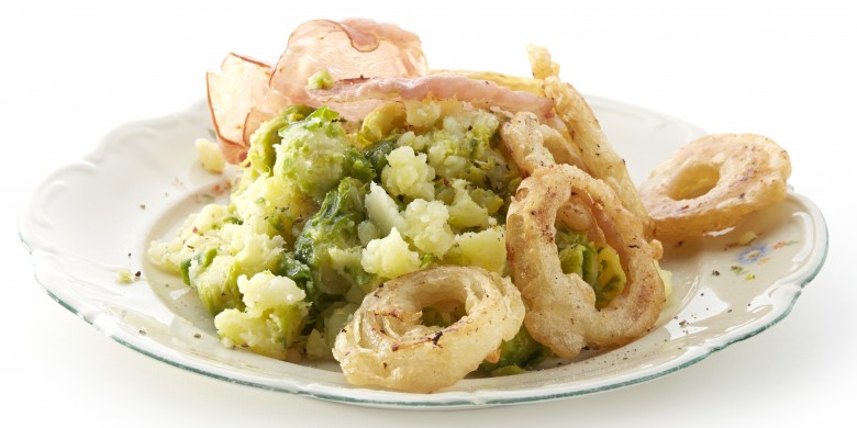 Spruitjesstamppot met bacon en gefrituurde uienringen