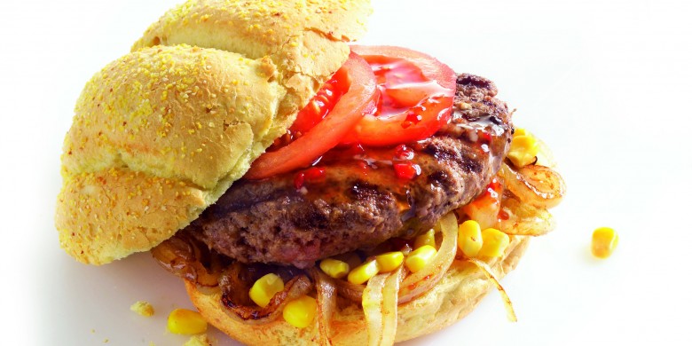 Hamburgers met gebakken ui en mais