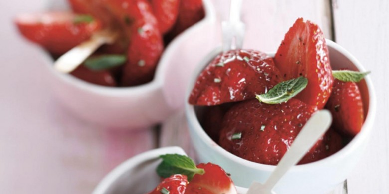 Aardbeien met honing-rozemarijnsiroop