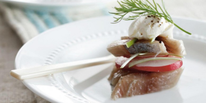 Amuse van haring en radijs