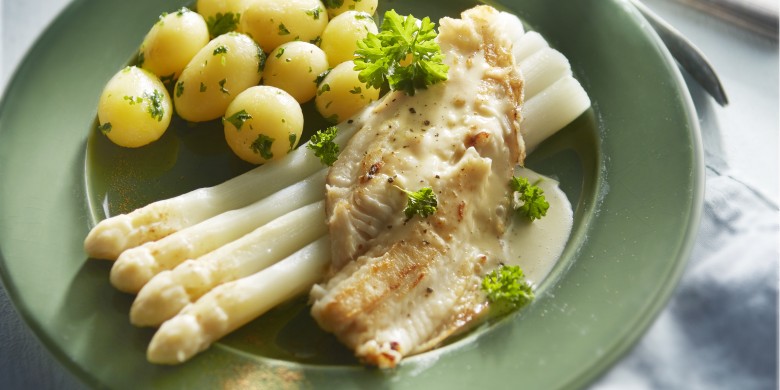 Asperges met gebakken schol en peterseliesaus