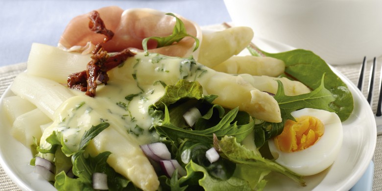 Asperges met basilicumsaus en serranoham