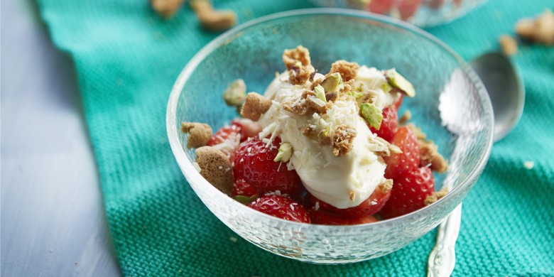 Aardbeien met mascarponecrème, witte chocolade en amaretti