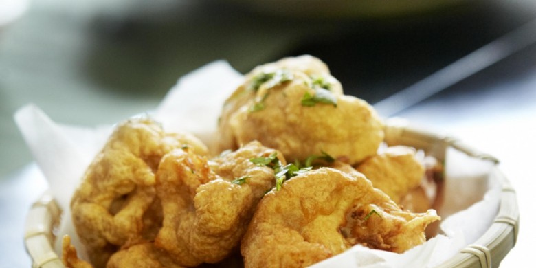 Atjar tjampoer met gefrituurde bloemkoolroosjes