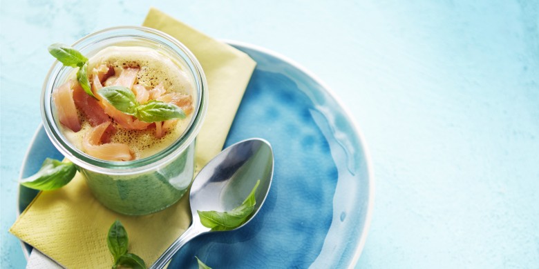 Basilicumsoep met kerrieroom en zalm