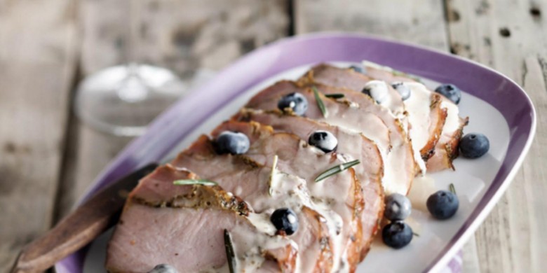 Beenham met rozemarijnsaus en blauwe bessen