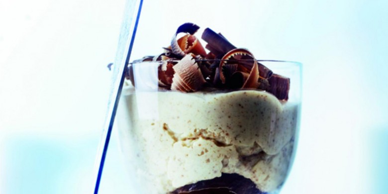 Bitterkoekjesmousse met pruimen