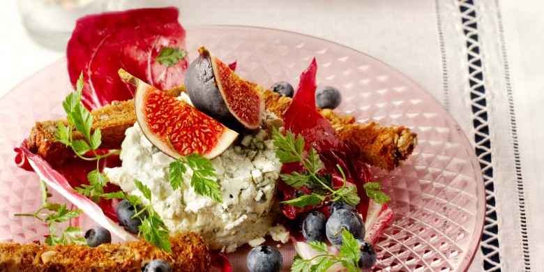 Blauwekaasmousse op kruidensalade