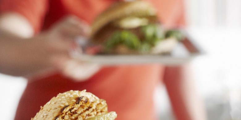 Bosuiburger met augurk en mosterdsaus