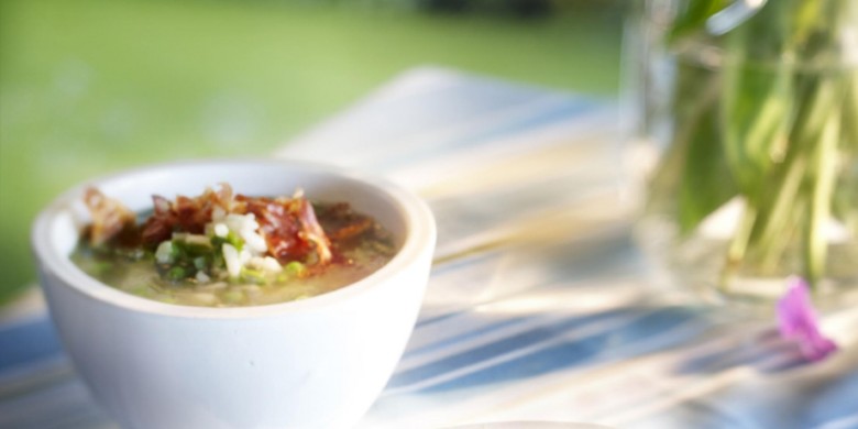 Bouillon met doperwtjes en spek