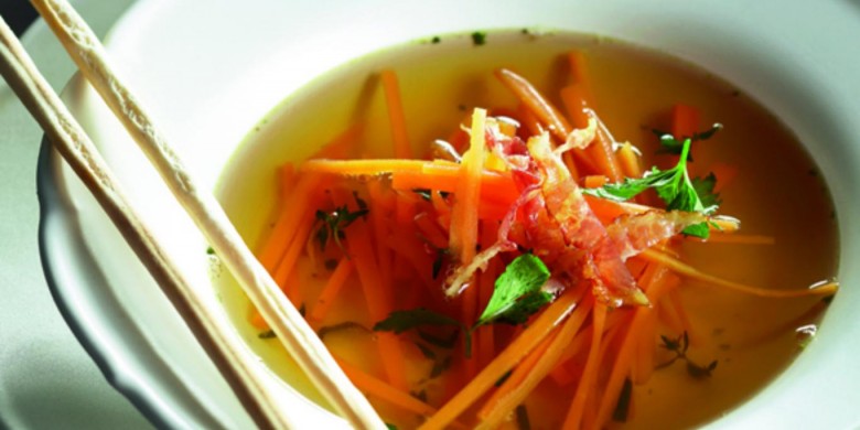 Bouillon met reepjes wortel en krokant ontbijtspek