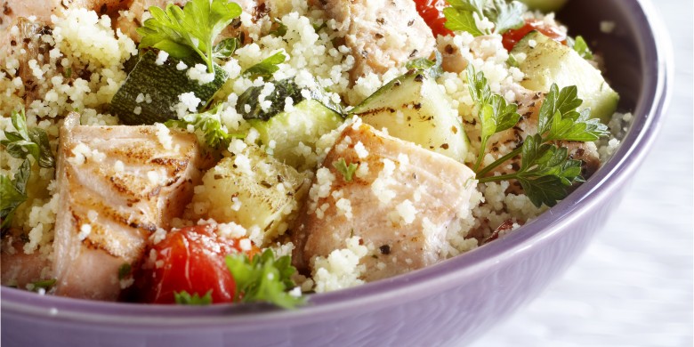 Couscoussalade met geroosterde groenten en zalm