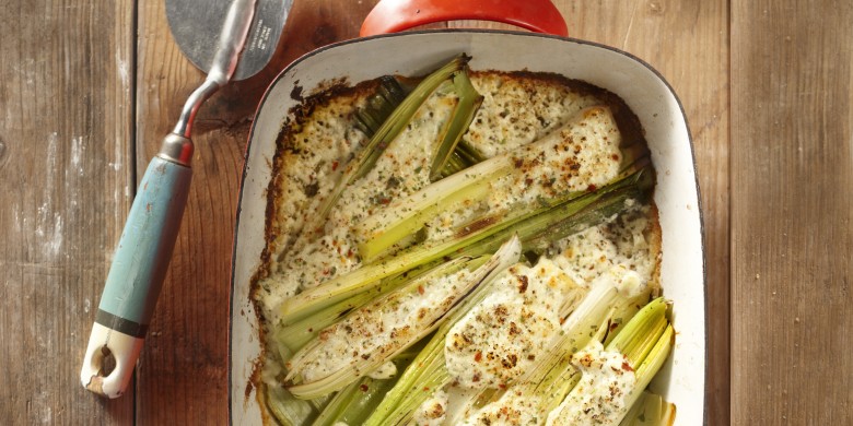 Gegratineerde prei met feta-knoflookroom